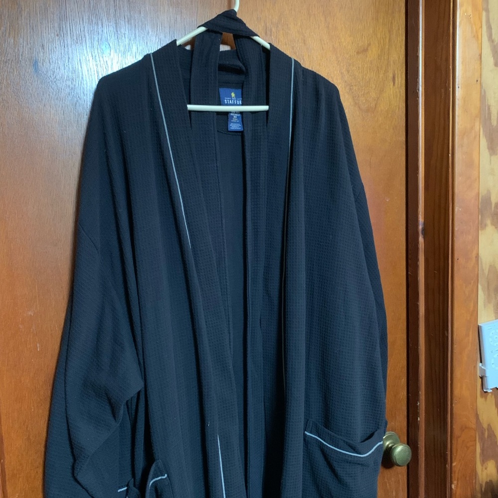 Men’s Stafford brand one size fits most Robe with belt to tie.